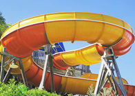 スリル満点の巨大なブーメラン水スライド18.75mの高さ