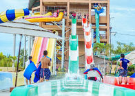 ホリデー・リゾートの訪問者のための高速水スライドのおかしいプール水娯楽