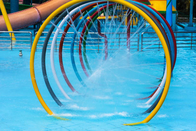 水スプレー公園の虹の円の子供は運動場多彩な水しぶき公園に水をまく