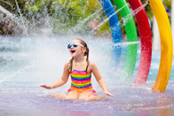 水スプレー公園の虹の円の子供は運動場多彩な水しぶき公園に水をまく