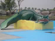 小さい子供水運動場のかわいい緑のガラス繊維のワニのスライド