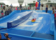 水水公園の波Nのスライドの青のスケートボードをする刺激的な経験