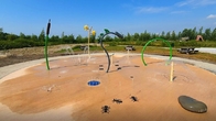 電流を通された管の子供は運動場の相互子供のしぶき公園に水をまく