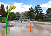 電流を通された管の子供は運動場の相互子供のしぶき公園に水をまく