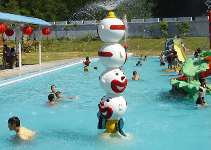 おかしいジョーカーは水運動場の屋外のしぶきのおもちゃの噴水のスプレーをからかいます